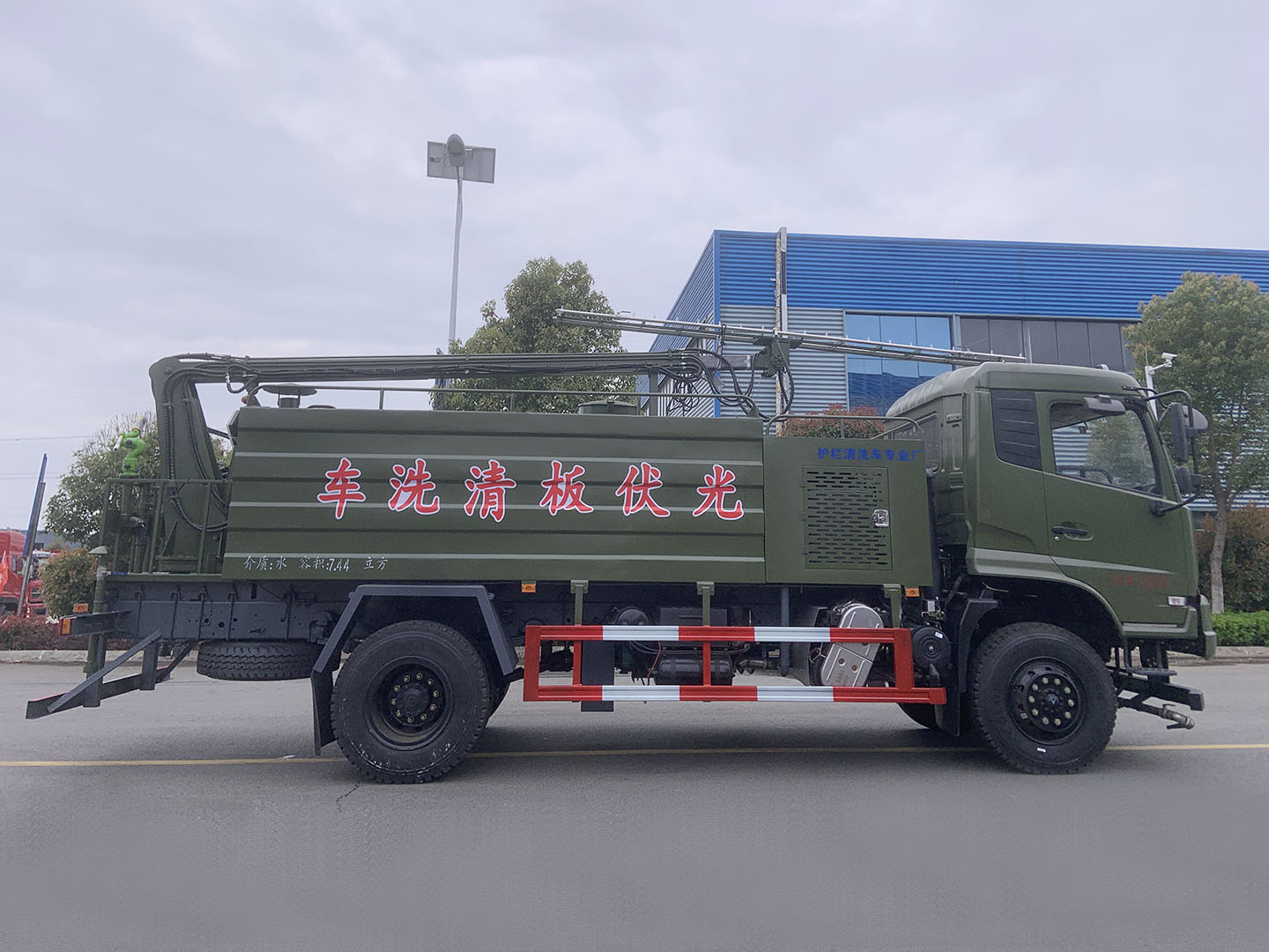 國六東風(fēng)天錦四驅(qū)光伏板清洗車