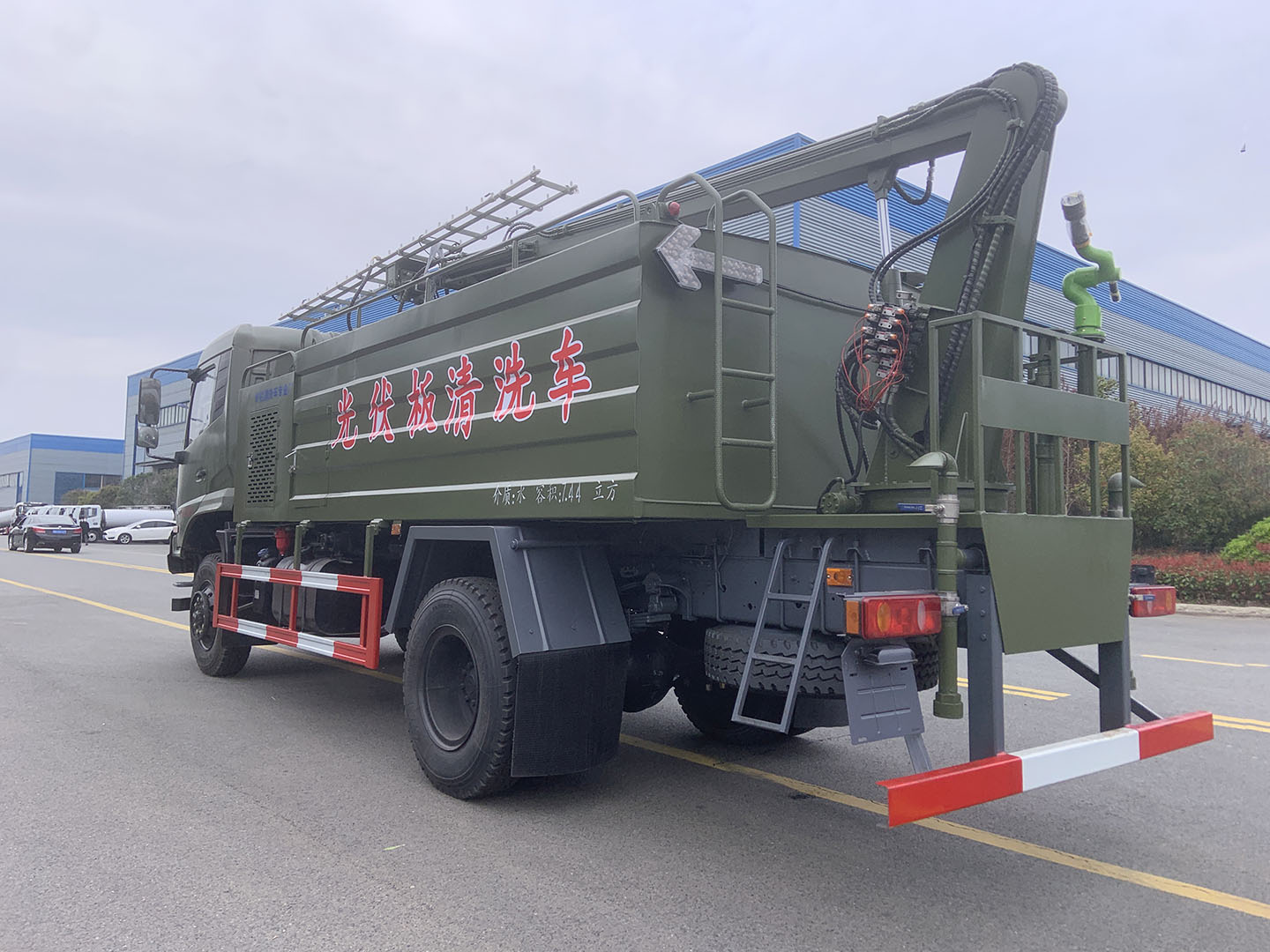 國六東風(fēng)天錦四驅(qū)光伏板清洗車