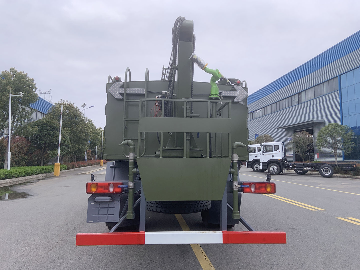 國六東風(fēng)天錦四驅(qū)光伏板清洗車