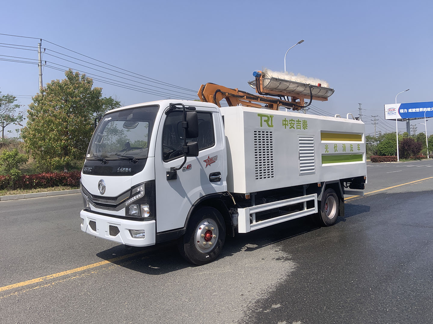 國六東風(fēng)小多利光伏板清洗車