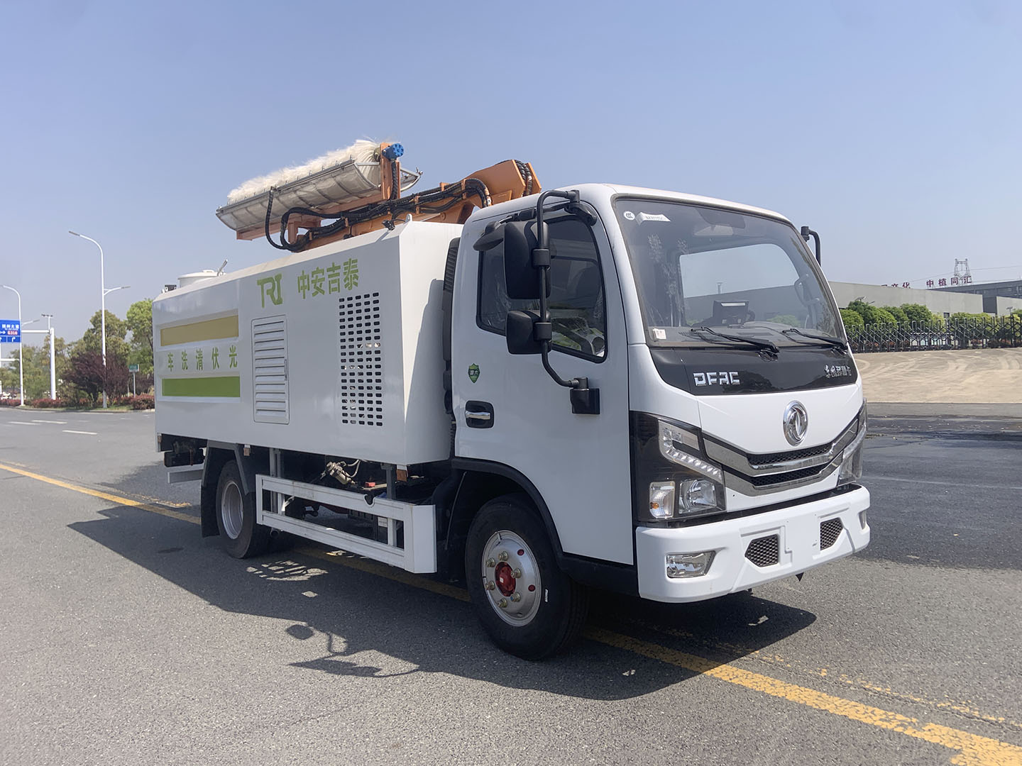 國六東風(fēng)小多利光伏板清洗車