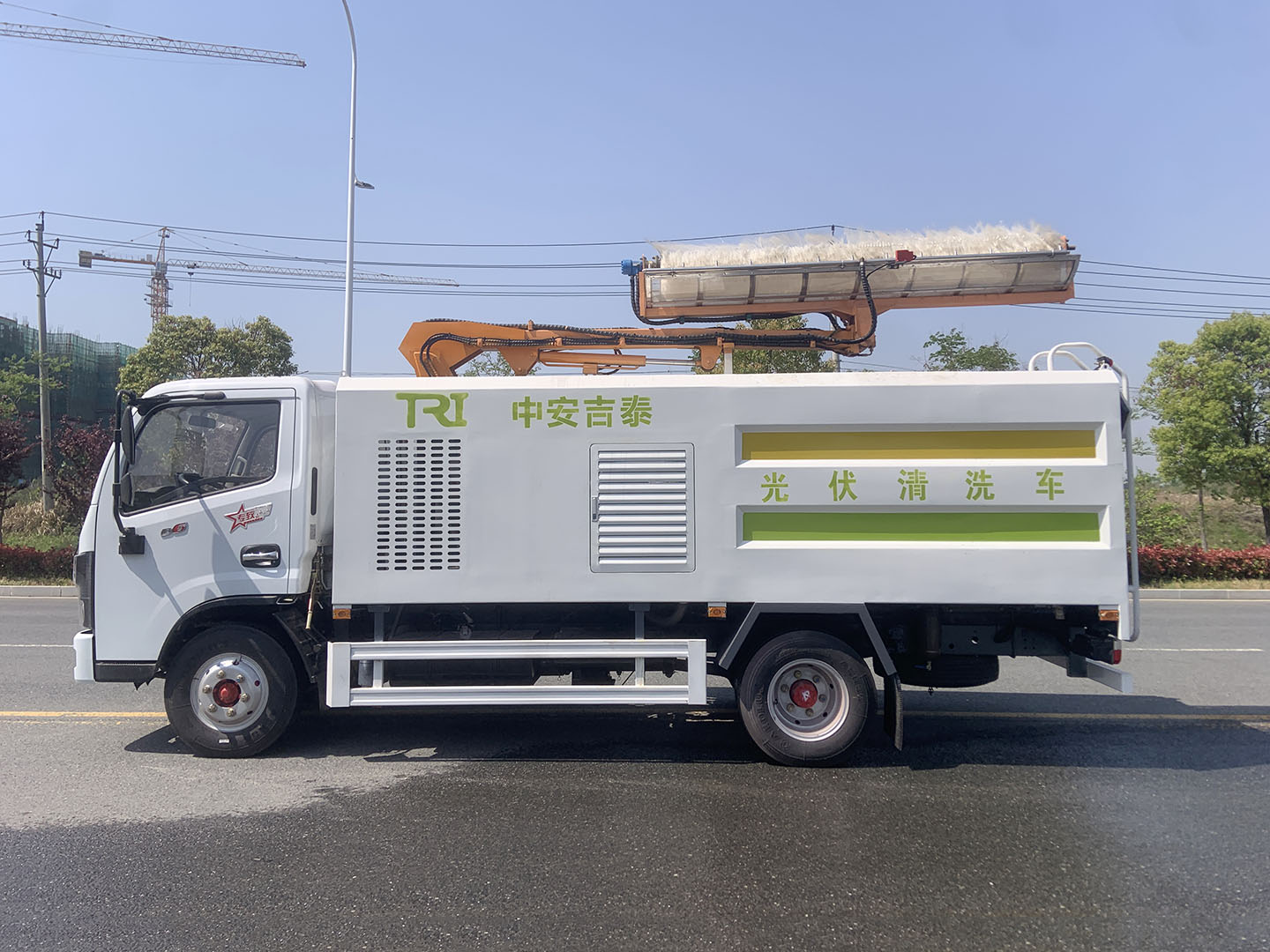 國六東風(fēng)小多利光伏板清洗車