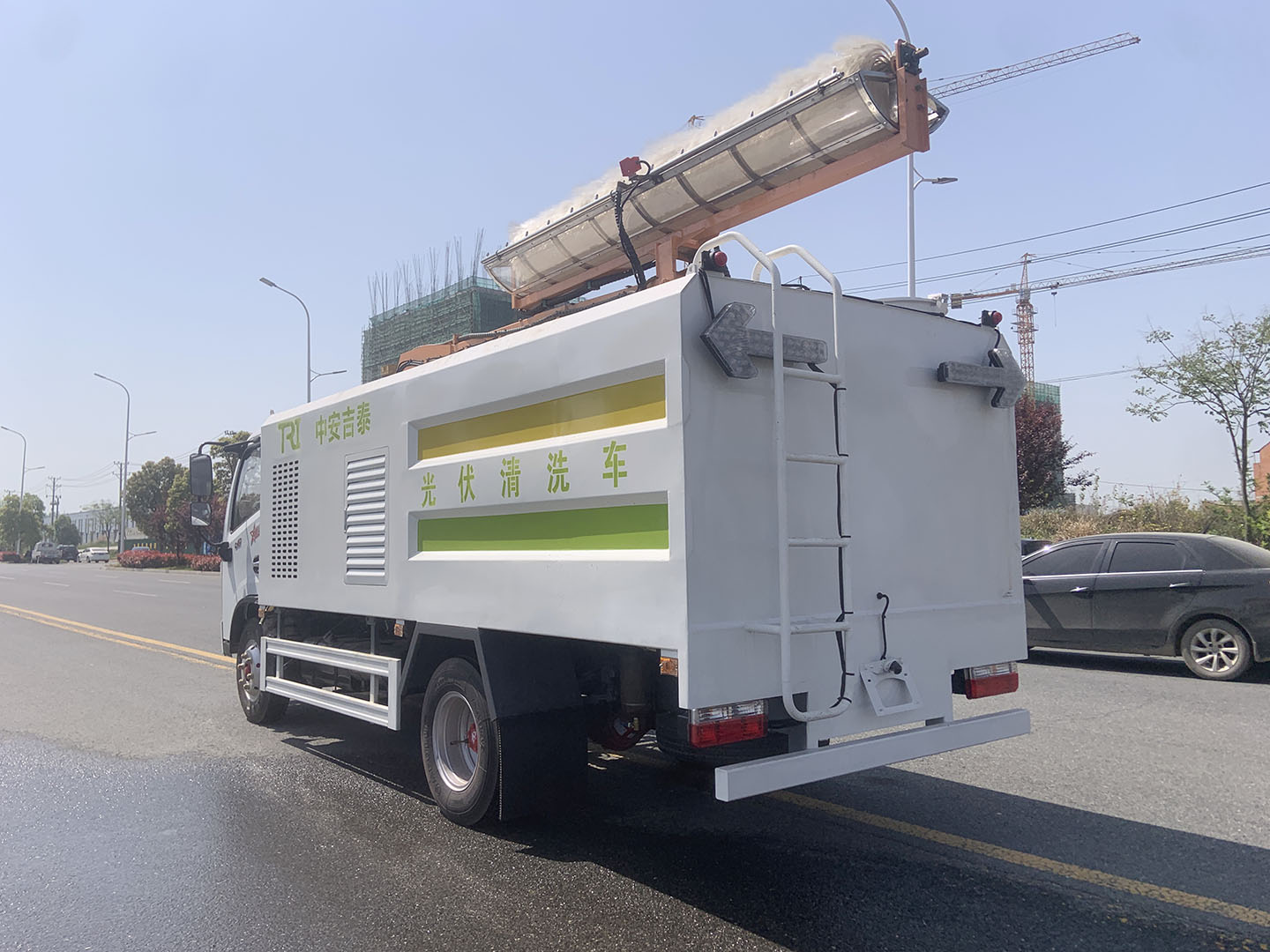 國六東風(fēng)小多利光伏板清洗車