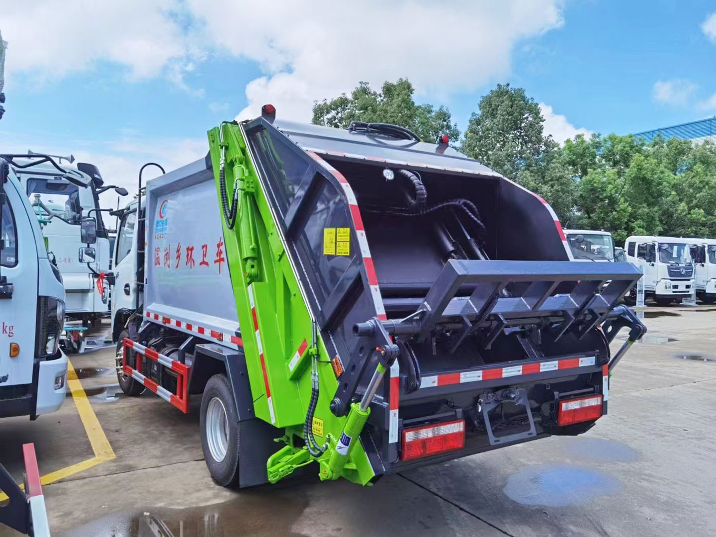 國(guó)六東風(fēng)福瑞卡壓縮式垃圾車正面圖