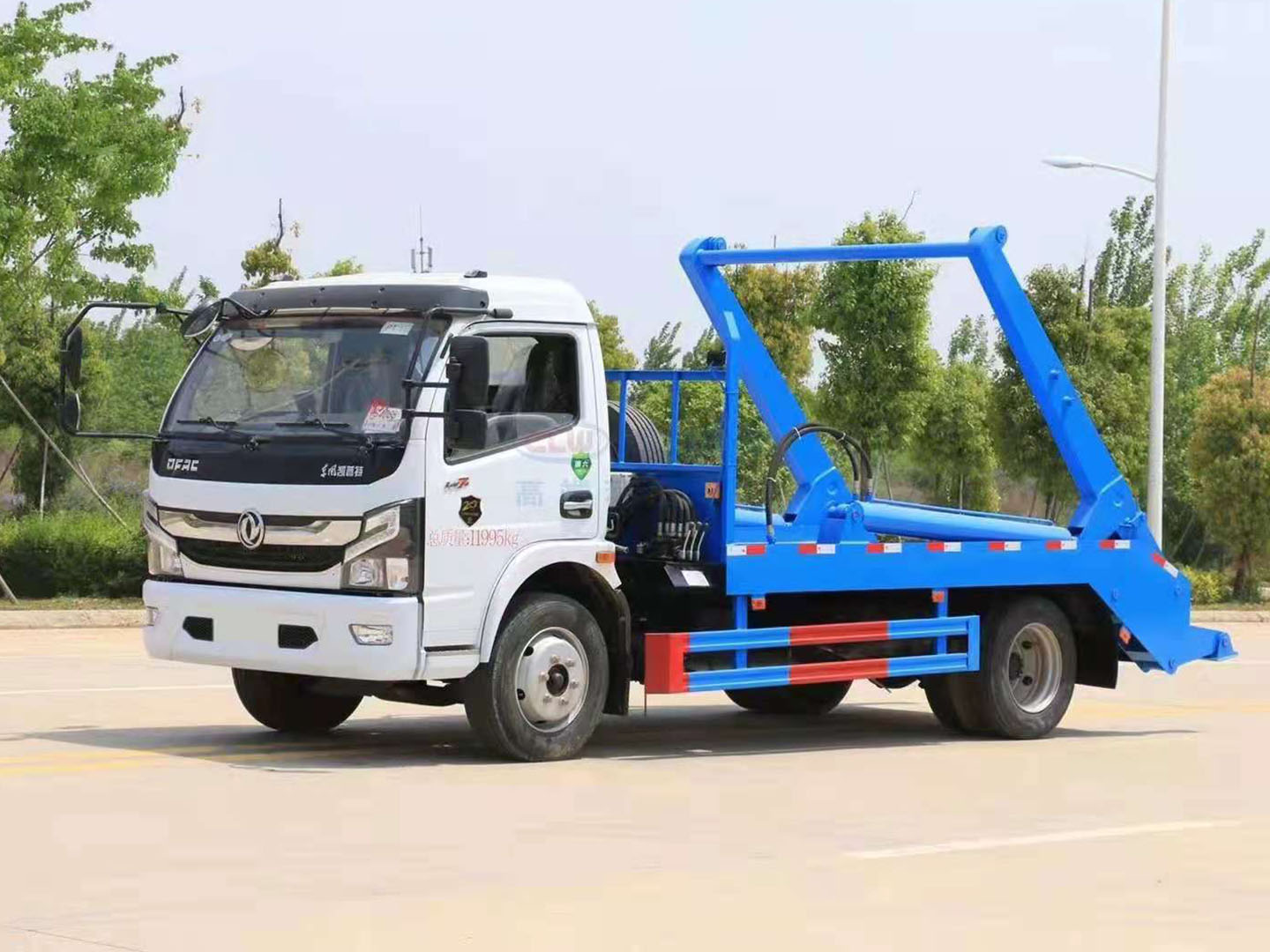 東風(fēng)大多利卡擺臂式垃圾車正面圖