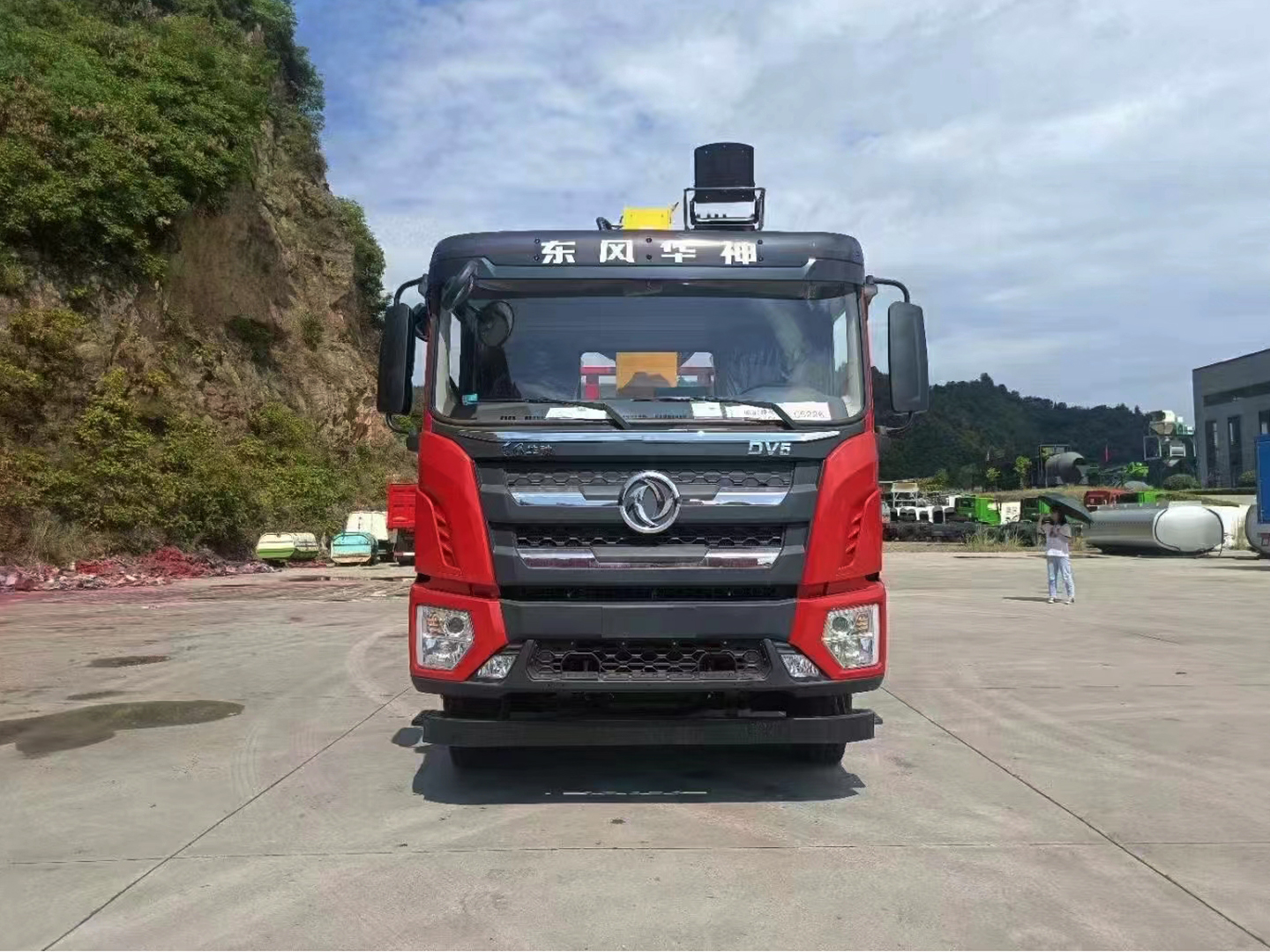 東風華神DV5單橋隨車吊