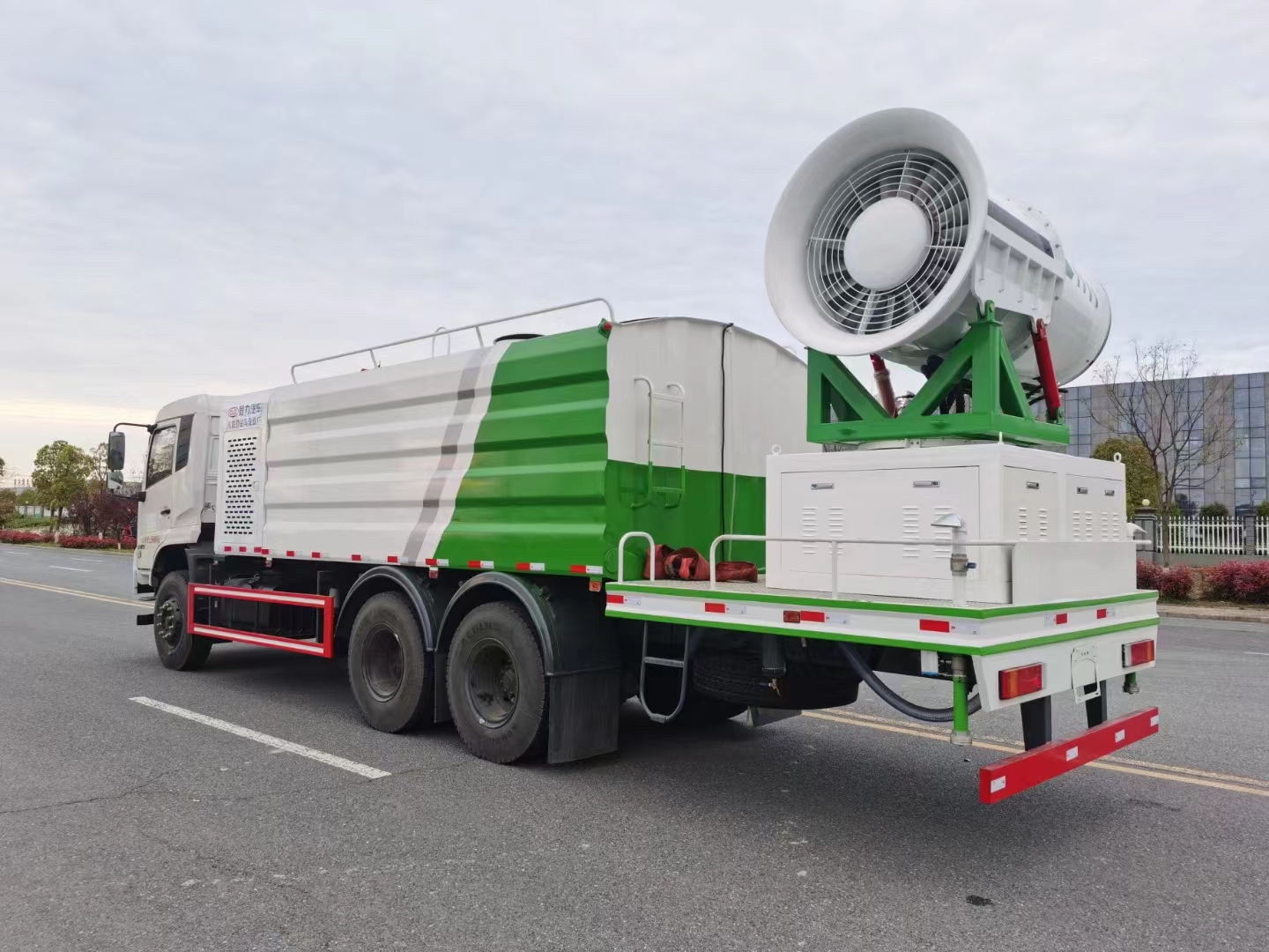 國(guó)六東風(fēng)天錦后雙橋多功能抑塵車