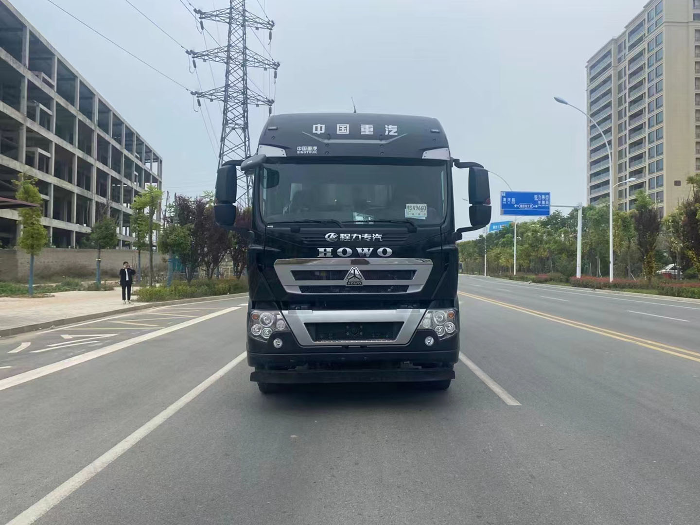 國(guó)六重汽豪沃后雙橋同步碎石封層車(chē)