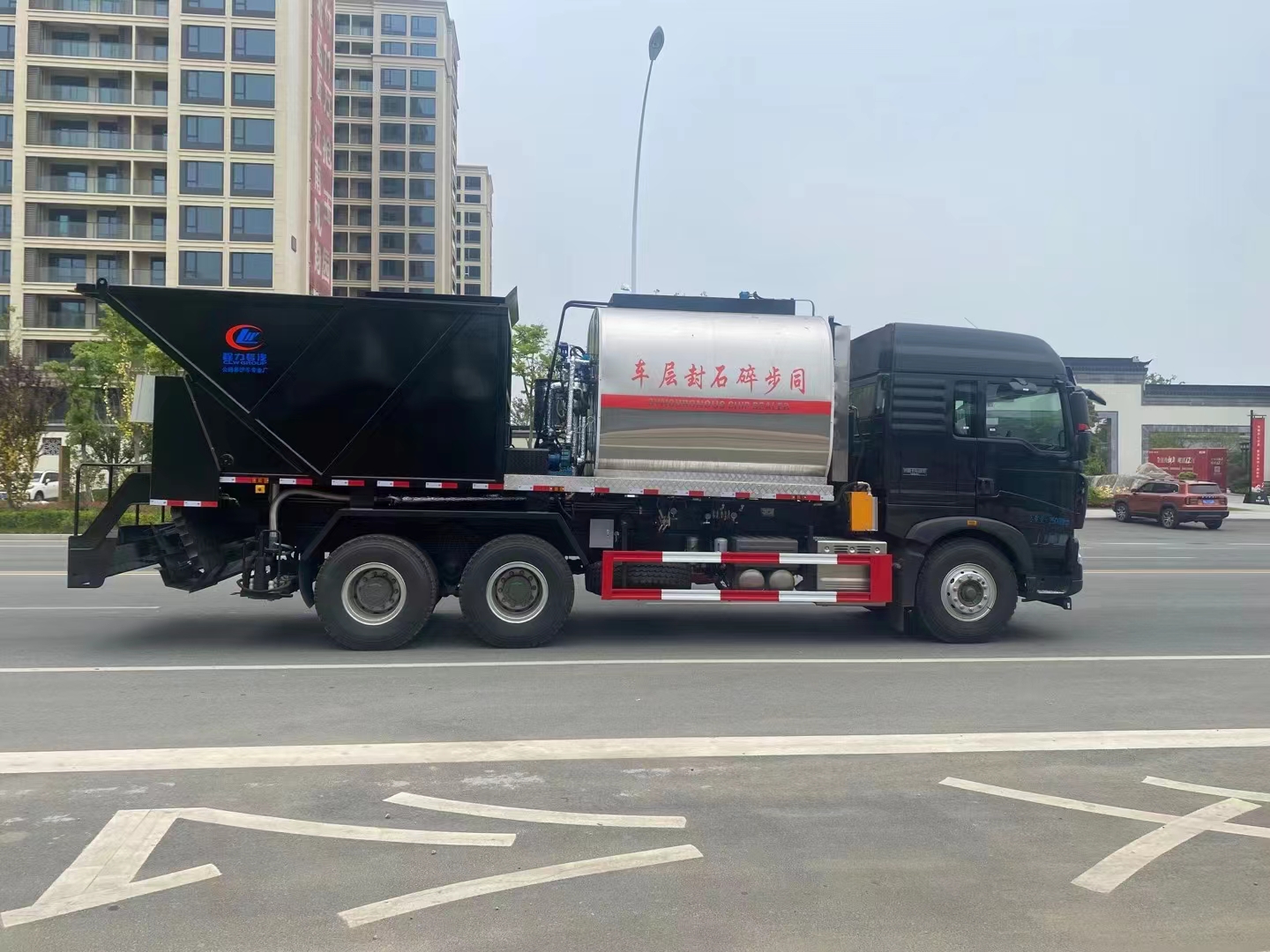 國(guó)六重汽豪沃后雙橋同步碎石封層車(chē)