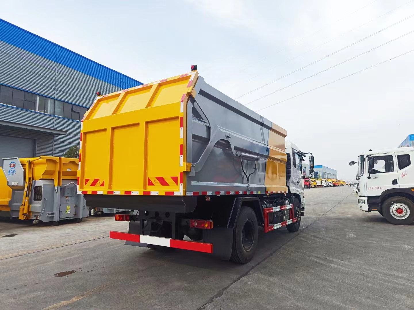 東風(fēng)天錦對(duì)接式垃圾車側(cè)面圖片