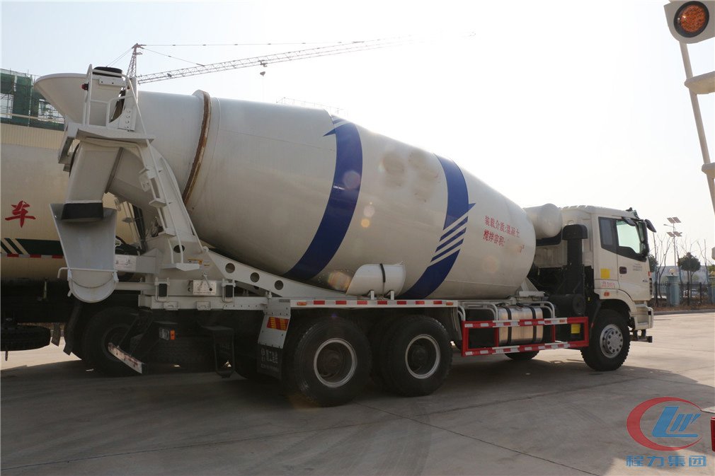 程力集團福田歐曼攪拌車側(cè)面圖