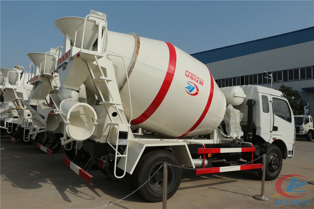 湖北程力東風(fēng)多利卡攪拌車側(cè)面圖