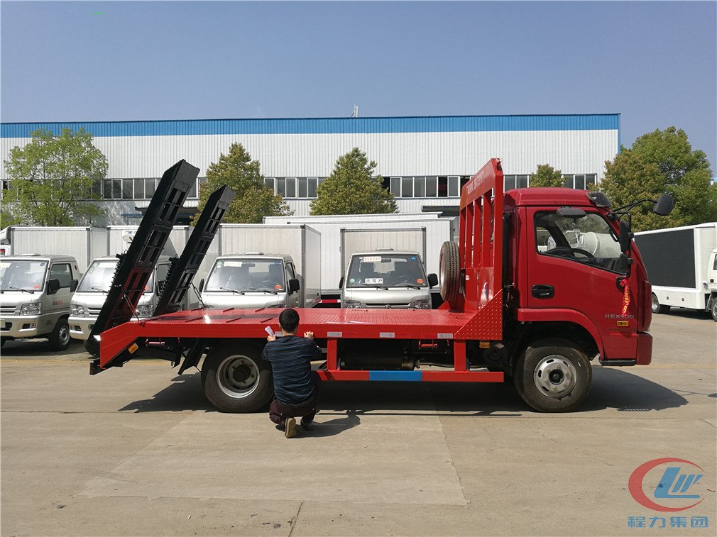 程力躍進(jìn)藍(lán)牌平板運(yùn)輸車側(cè)面圖