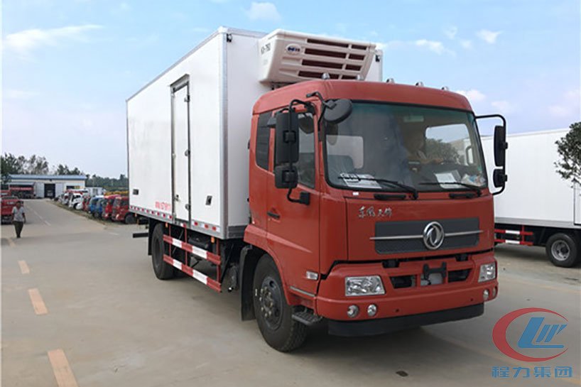 程力集團(tuán)東風(fēng)天錦冷藏車（廂長6.1米）側(cè)面圖