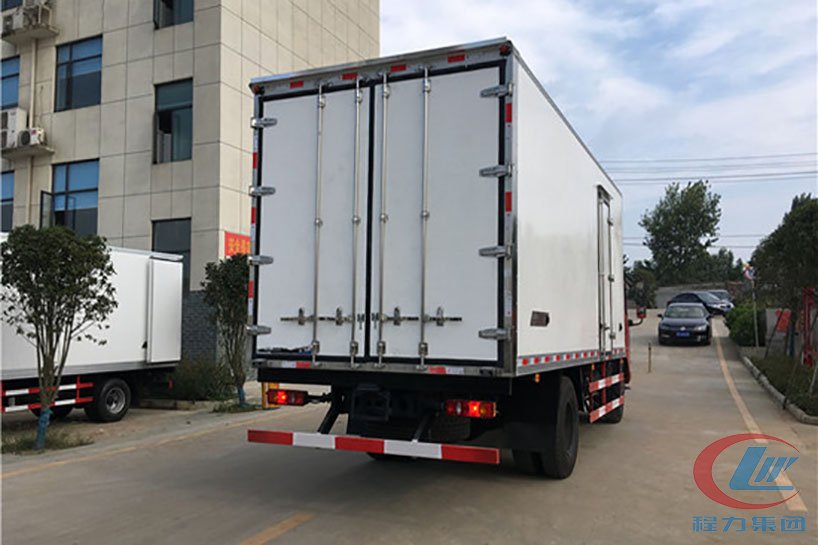 程力集團(tuán)東風(fēng)天錦冷藏車（廂長6.1米）側(cè)面圖