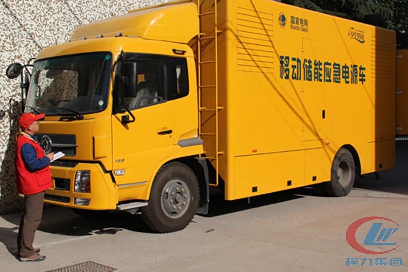 天錦移動(dòng)應(yīng)急發(fā)電車(chē)側(cè)面圖