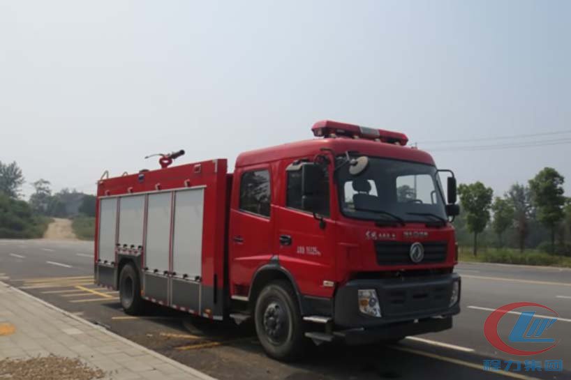 東風泡沫消防車側面圖
