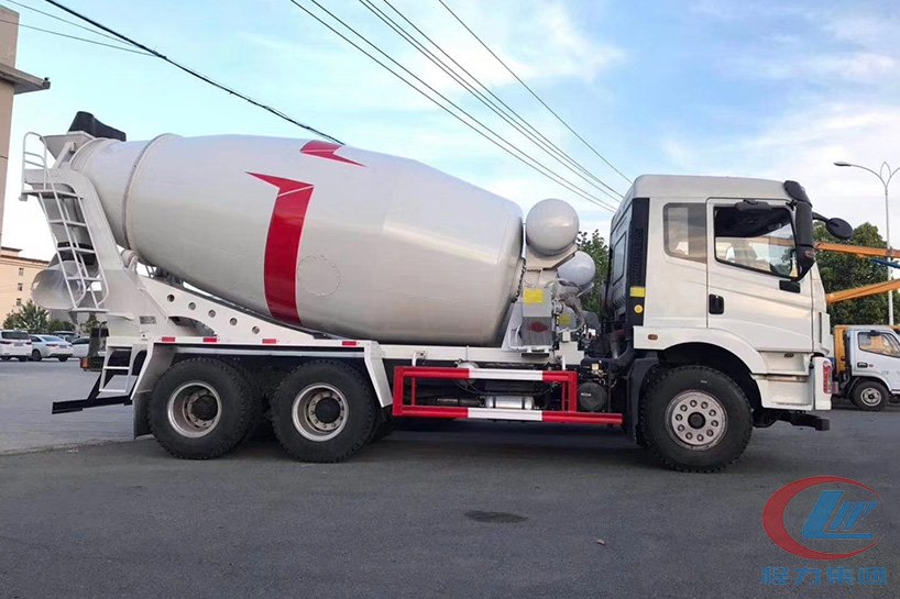 大運(yùn)風(fēng)馳12方混凝土攪拌車側(cè)面圖