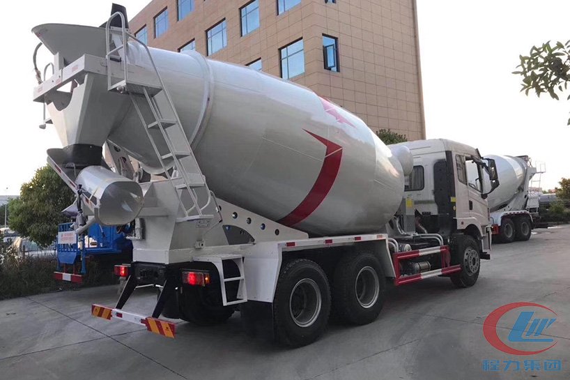 大運(yùn)風(fēng)馳12方混凝土攪拌車側(cè)面圖