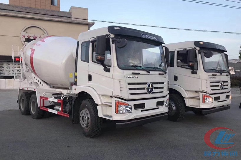 大運(yùn)風(fēng)馳12方混凝土攪拌車側(cè)面圖