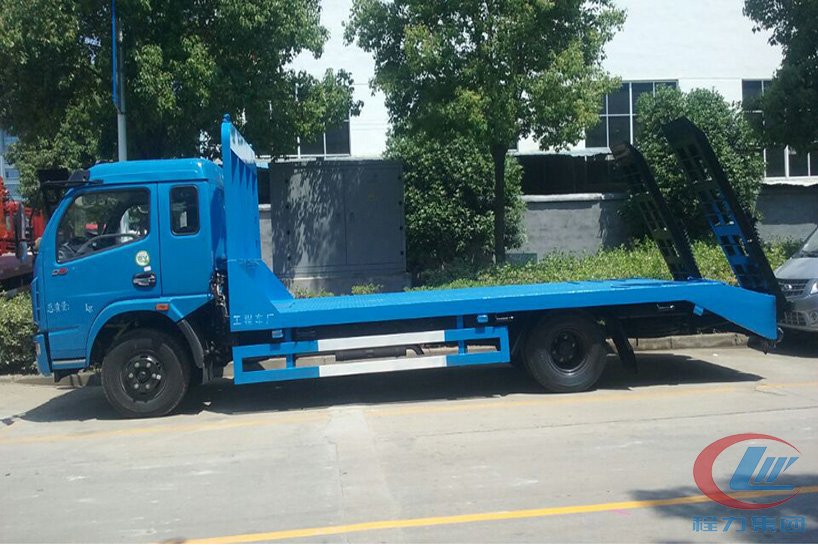 東風多利卡平拖板車側(cè)面圖