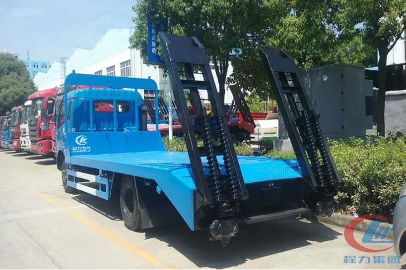 東風多利卡平拖板車側(cè)面圖