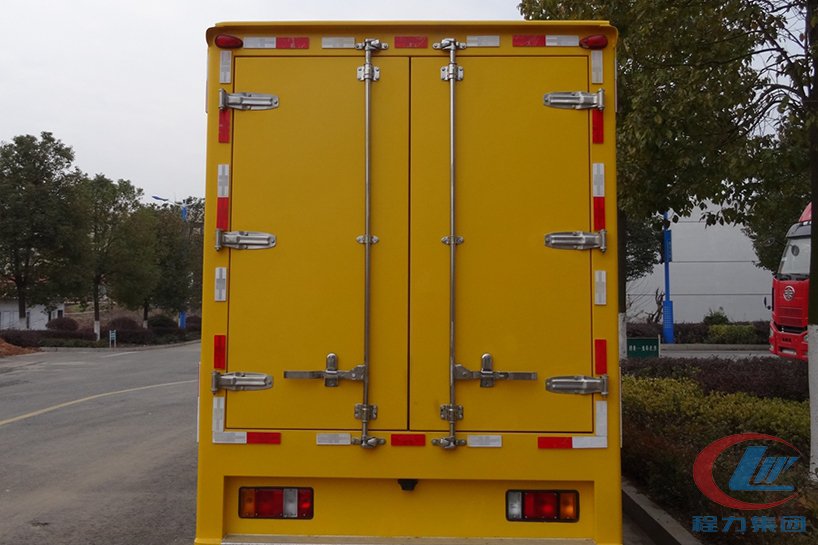 天龍前四后八應(yīng)急發(fā)電車背面圖