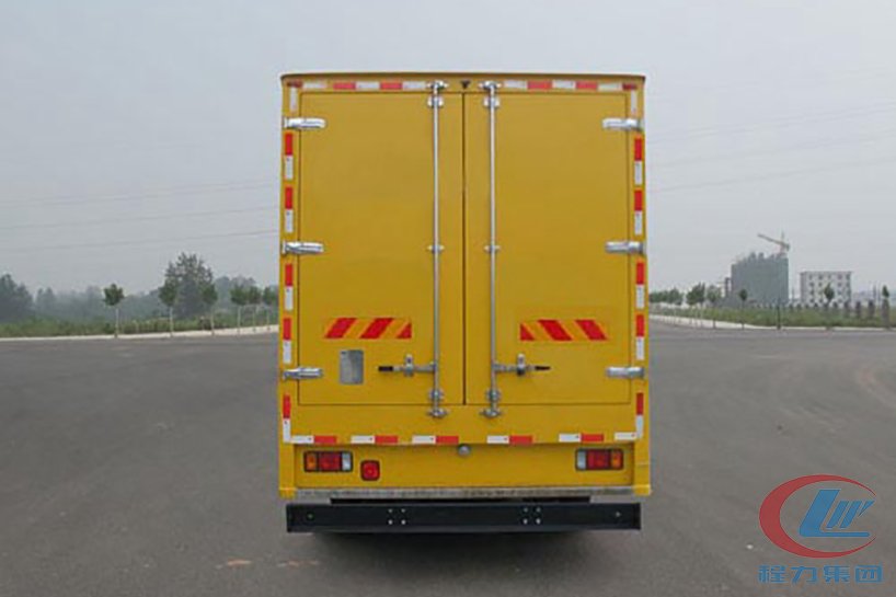 慶鈴FVZ移動應(yīng)急發(fā)電車背面圖