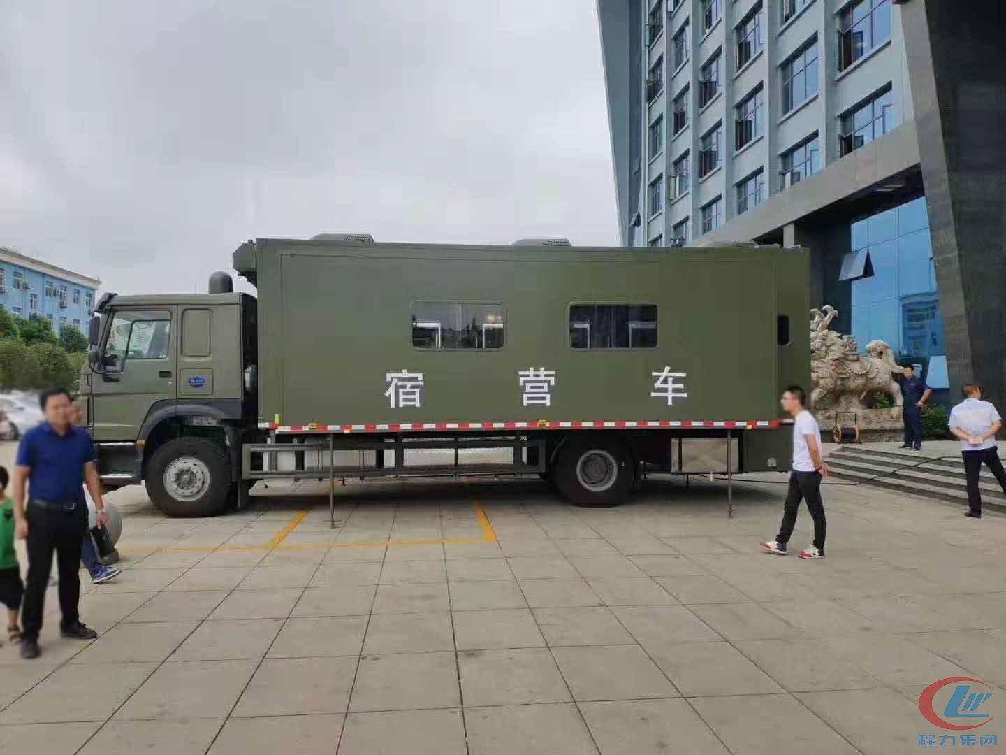 重汽新型宿營(yíng)車(chē)組圖