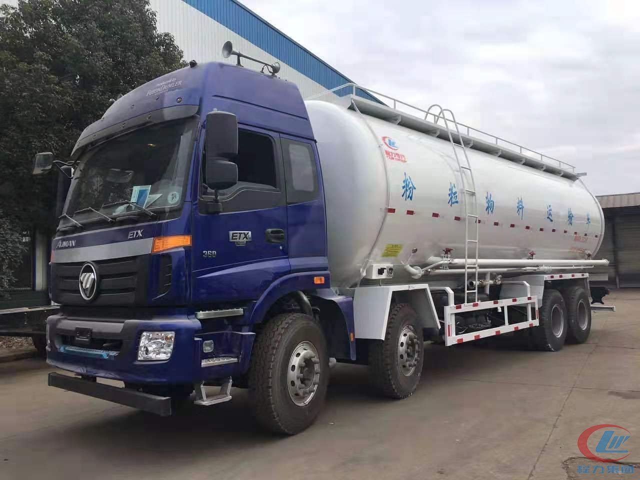 程力福田歐曼30噸粉粒物料運輸車側(cè)面圖