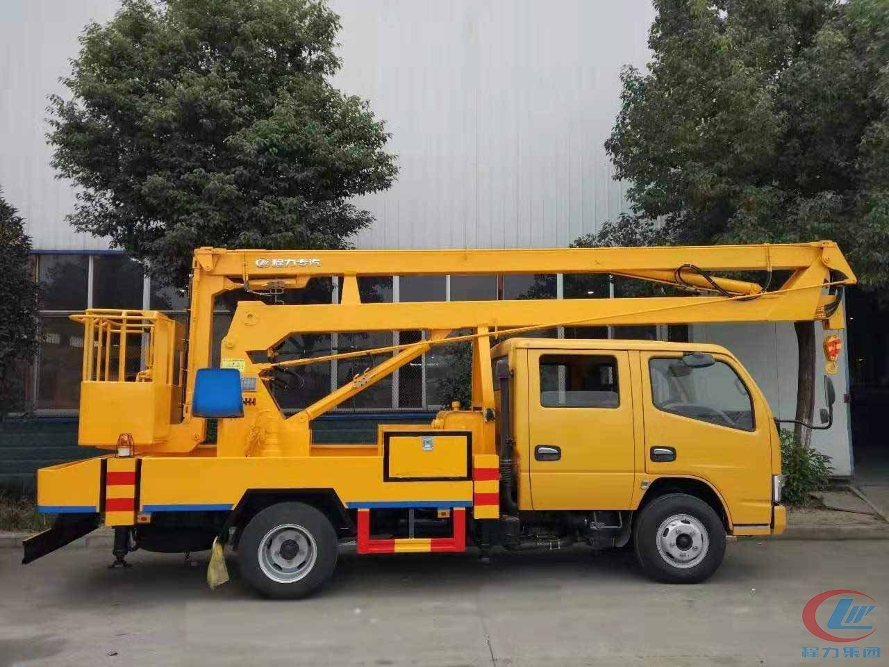 程力集團(tuán)東風(fēng)14米高空作業(yè)車側(cè)面圖
