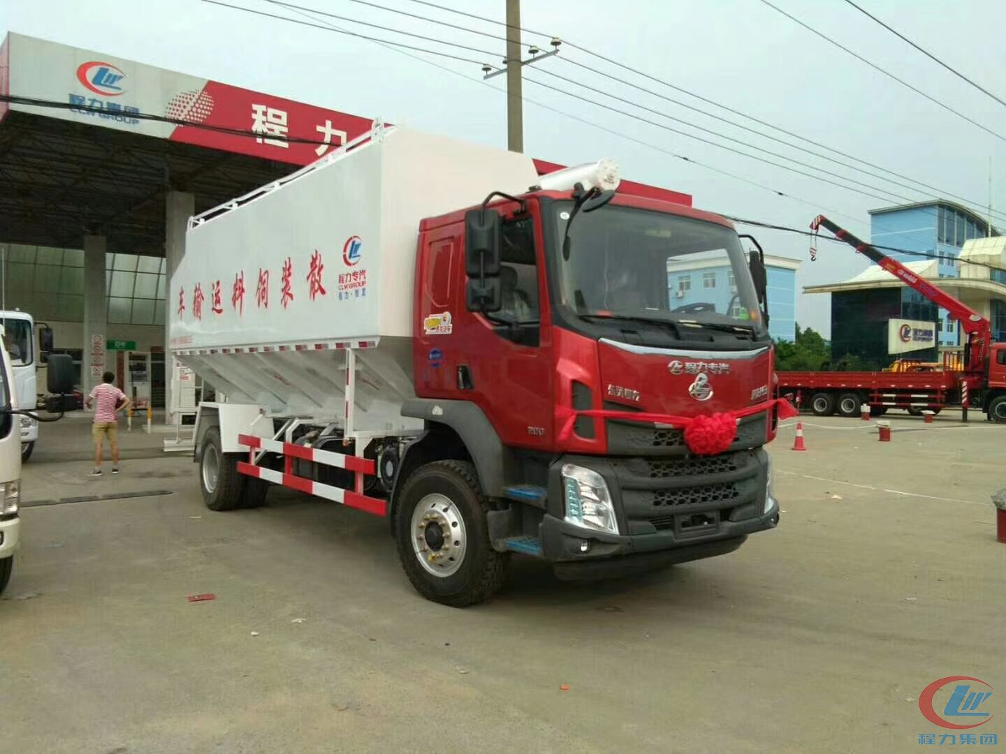 程力集團(tuán)東風(fēng)柳汽28方飼料車側(cè)面圖