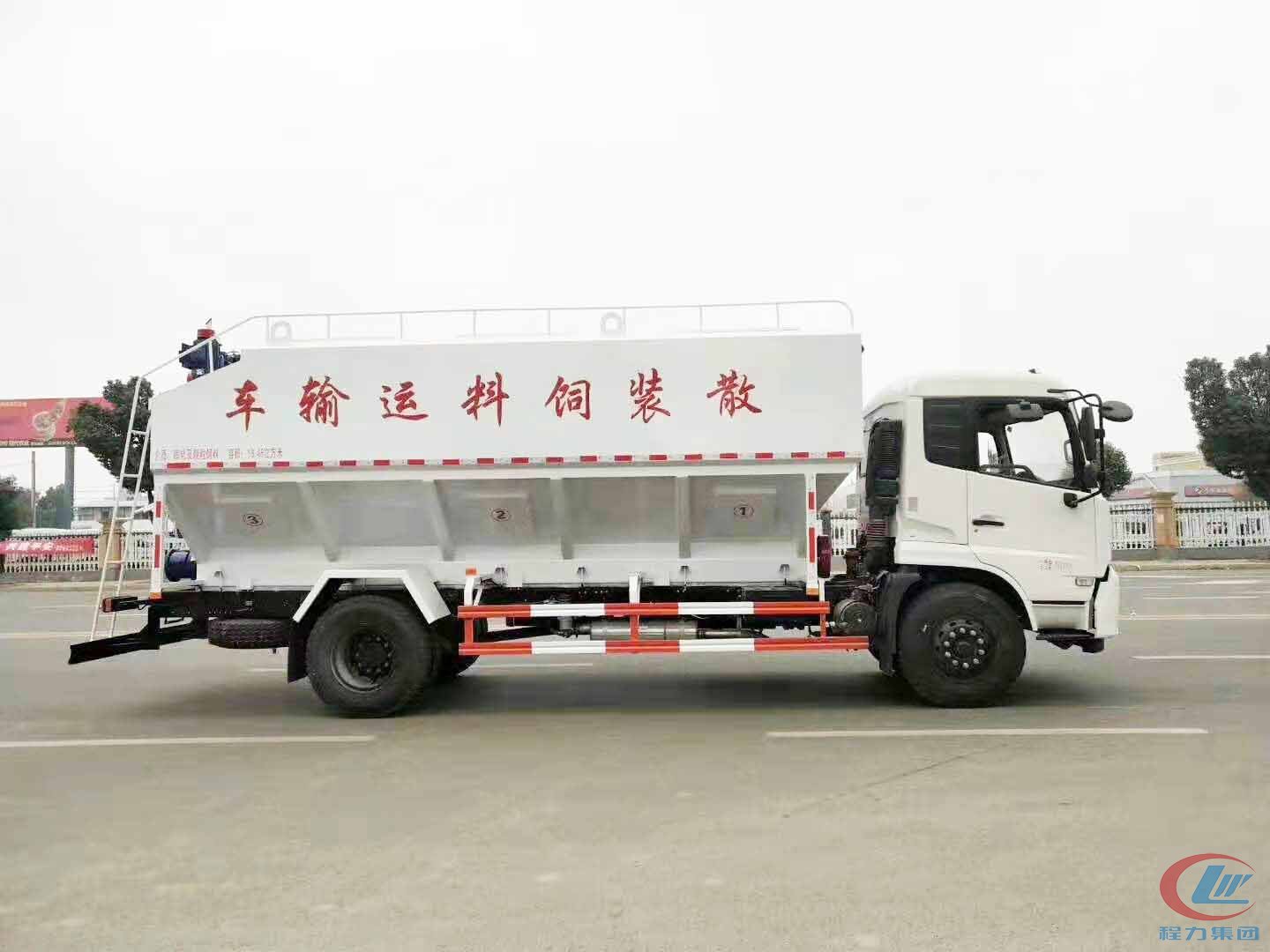 程力10噸天錦散裝飼料車(chē)側(cè)面圖