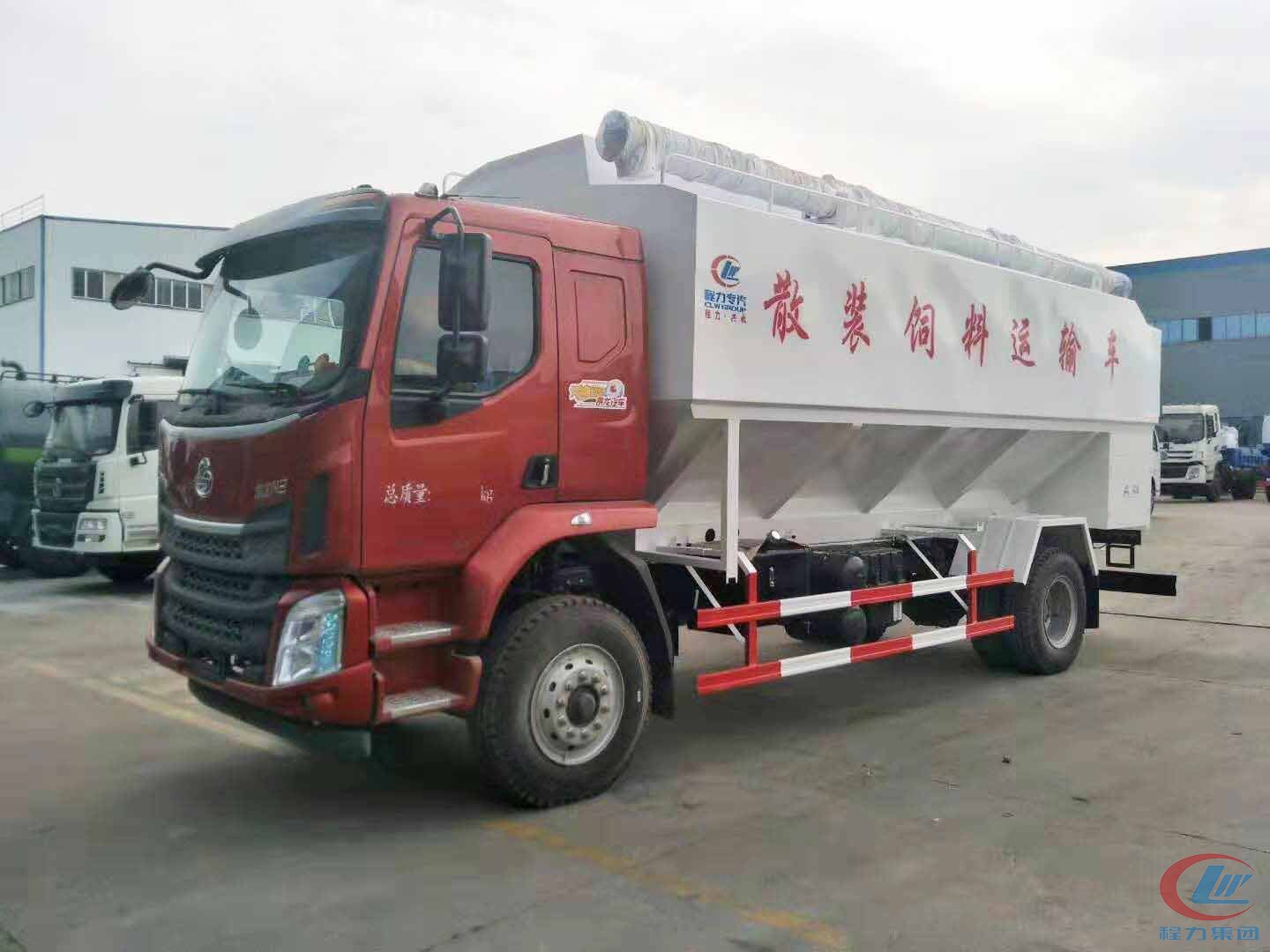 程力集團(tuán)柳汽乘龍散裝飼料運(yùn)輸車(chē)高清圖