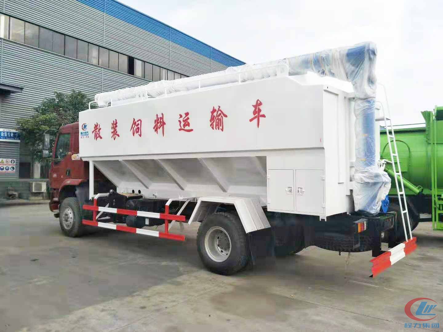 程力集團(tuán)柳汽乘龍散裝飼料運(yùn)輸車(chē)側(cè)面圖