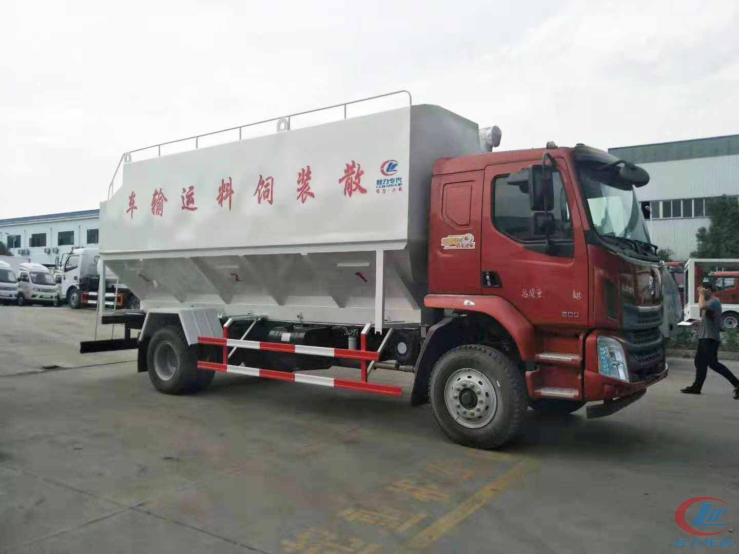 程力集團(tuán)柳汽乘龍散裝飼料運(yùn)輸車(chē)側(cè)面圖