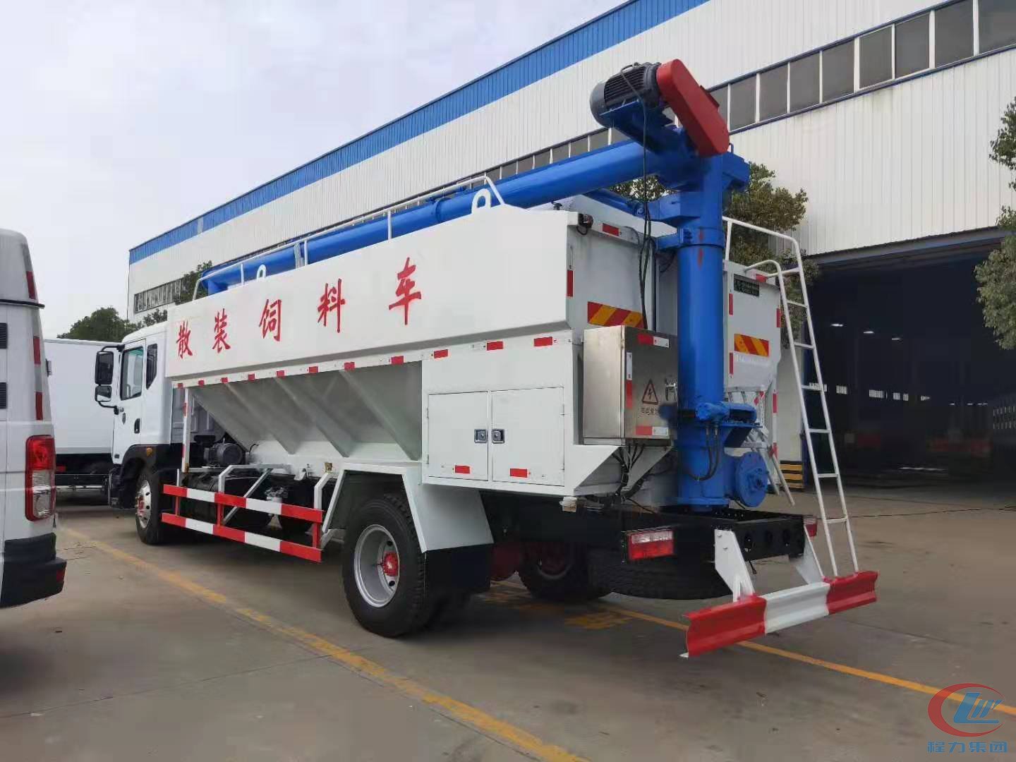 多利卡散裝飼料運輸車高清圖側(cè)面圖