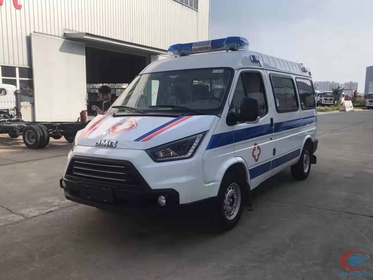 程力福特江鈴特順救護(hù)車側(cè)面圖