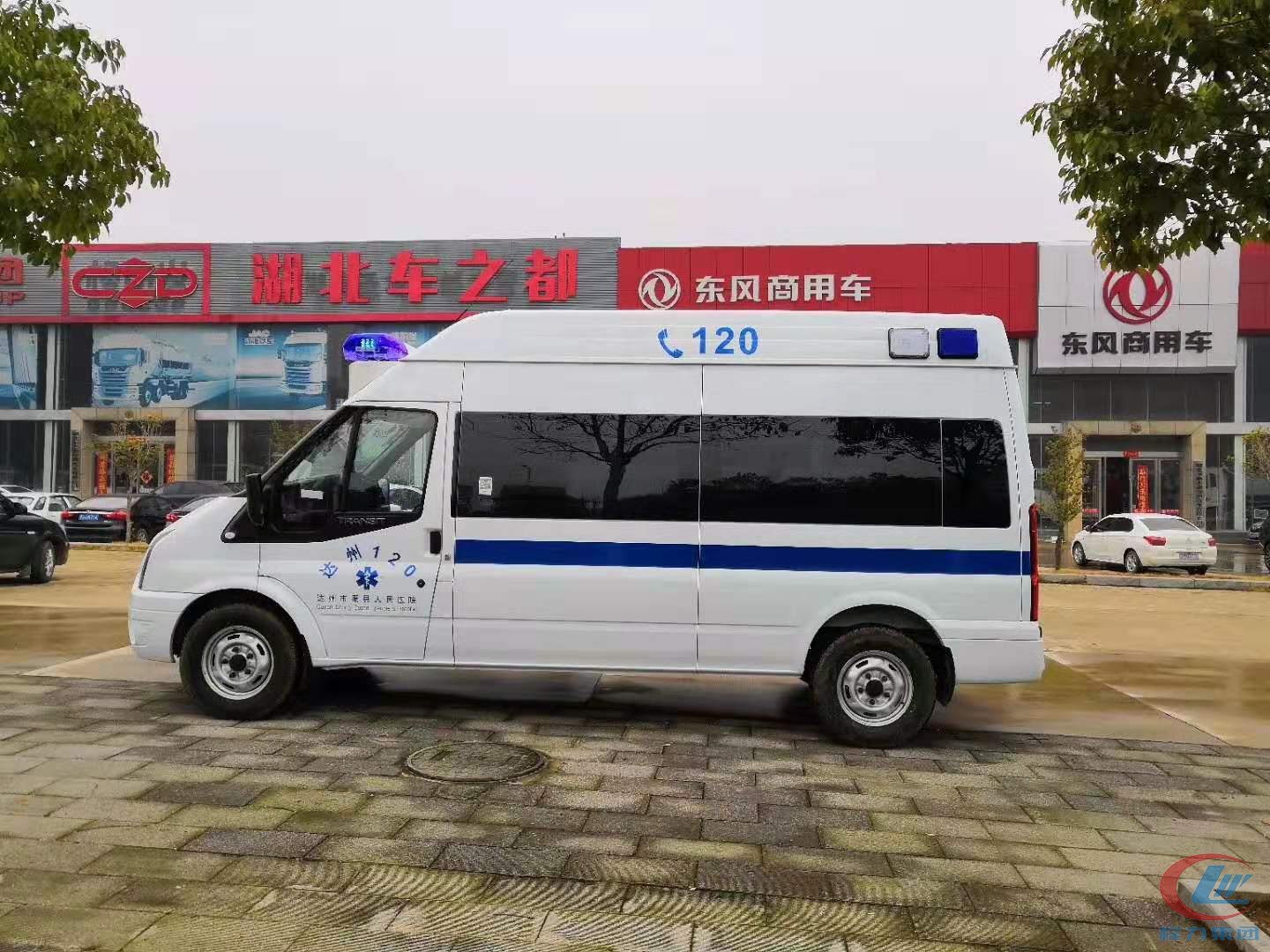湖北程力福特V348高頂監(jiān)護型救護車側面圖