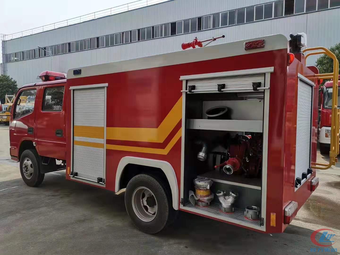 東風多利卡水罐消防車側(cè)面圖