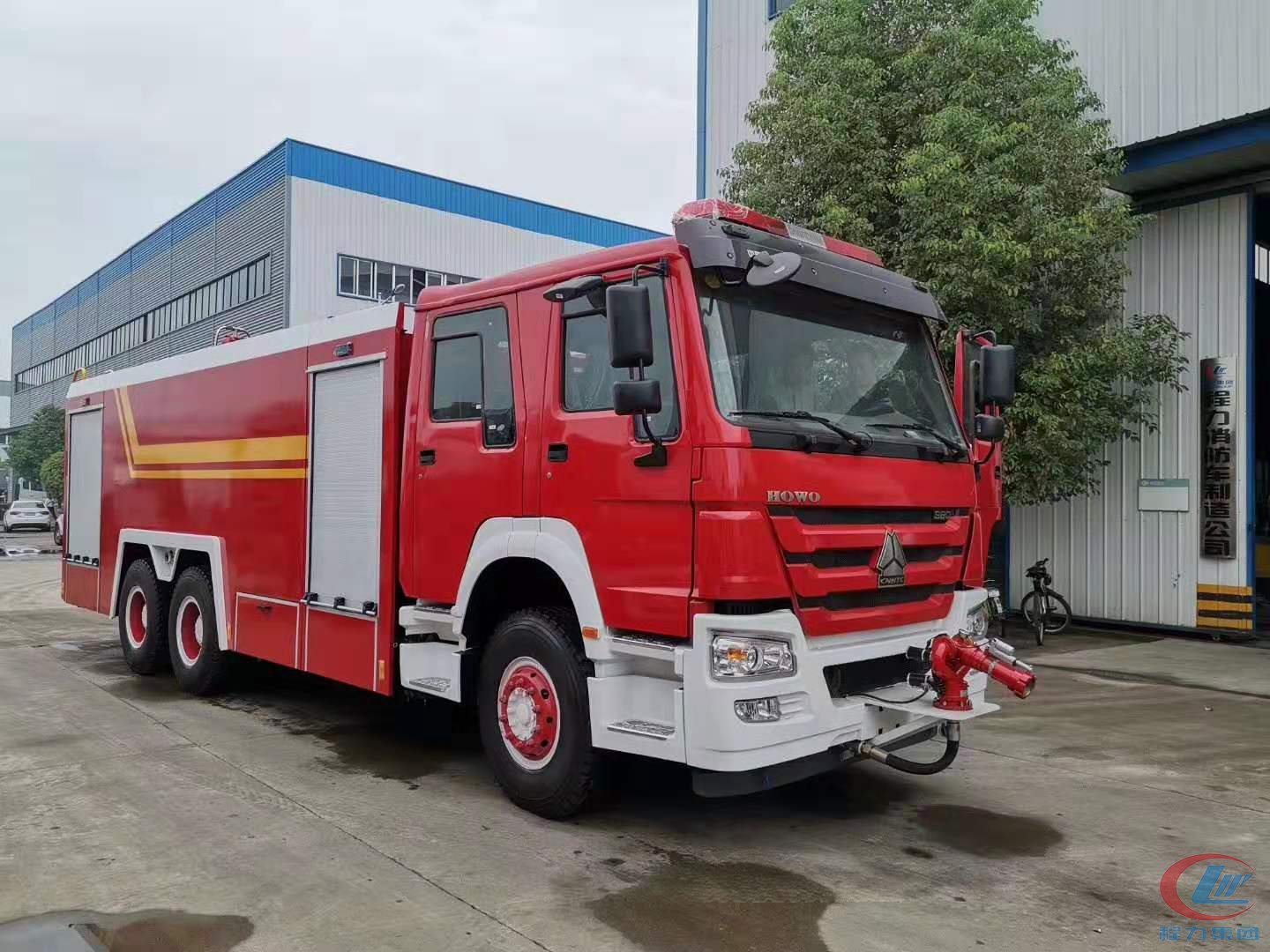 重汽豪沃泡沫消防車(chē)背面圖