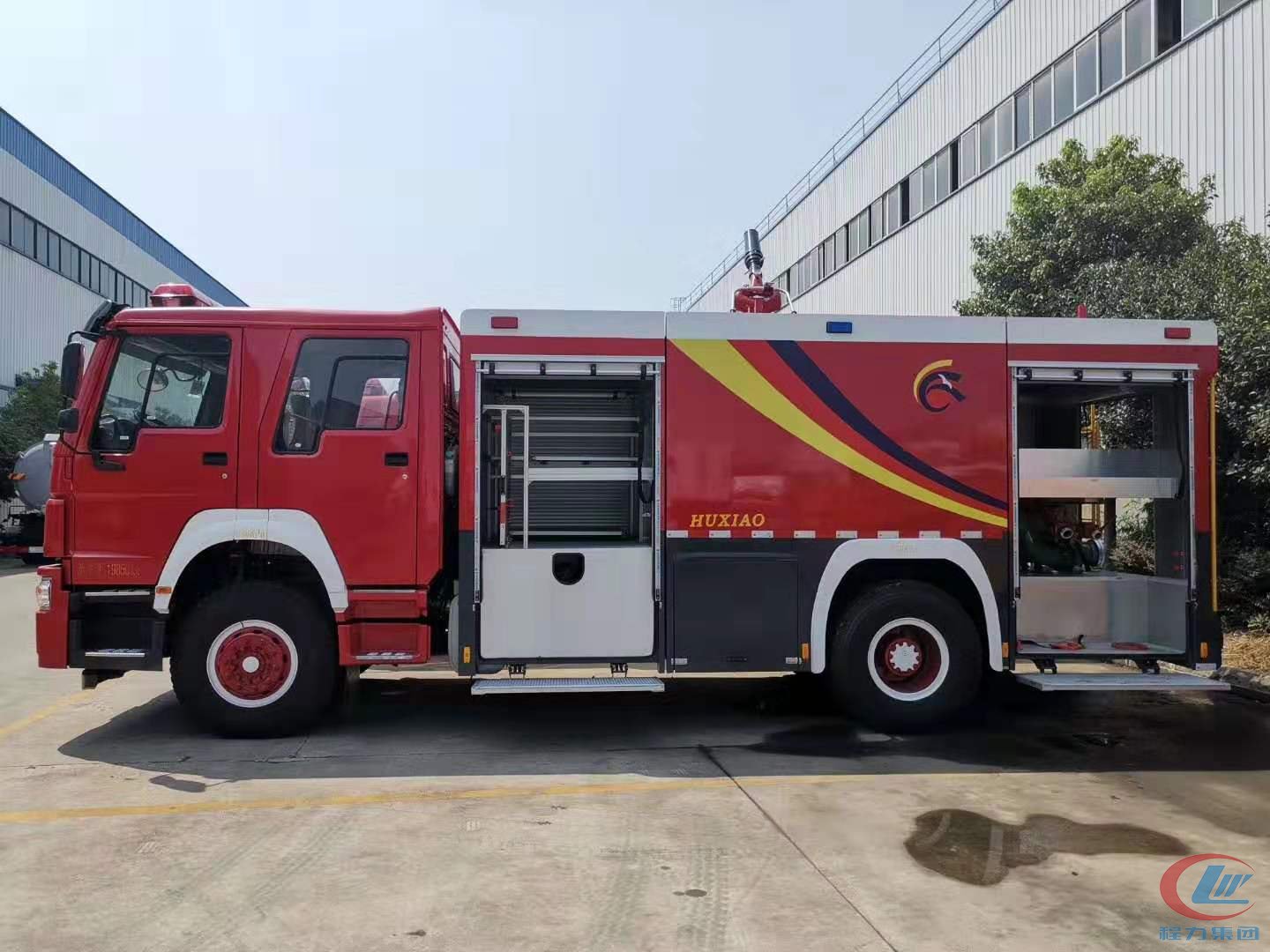 重汽豪沃單橋水罐消防車(chē)背面圖