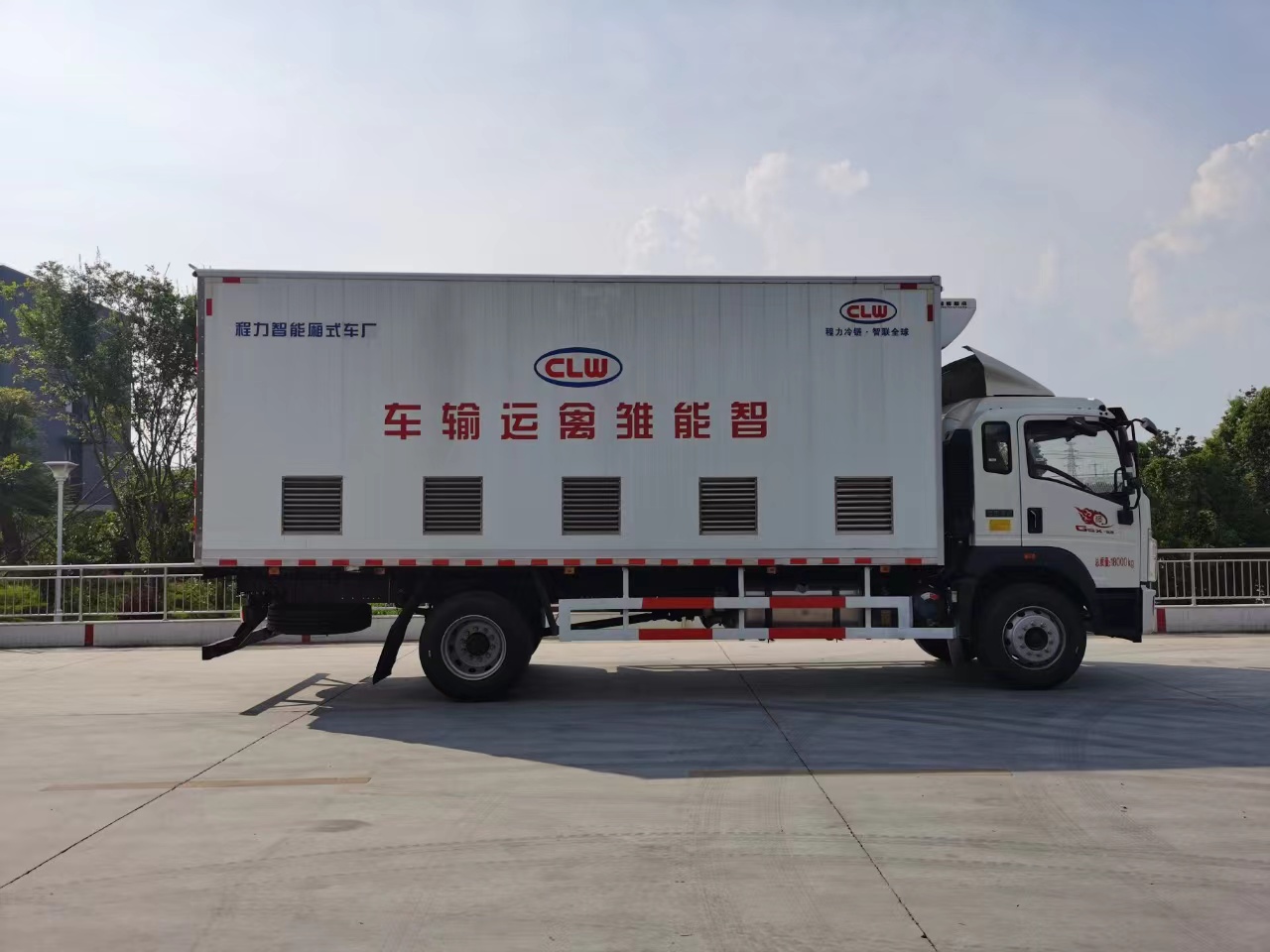 程力牌國(guó)六重汽豪沃智能恒溫畜禽運(yùn)輸車
