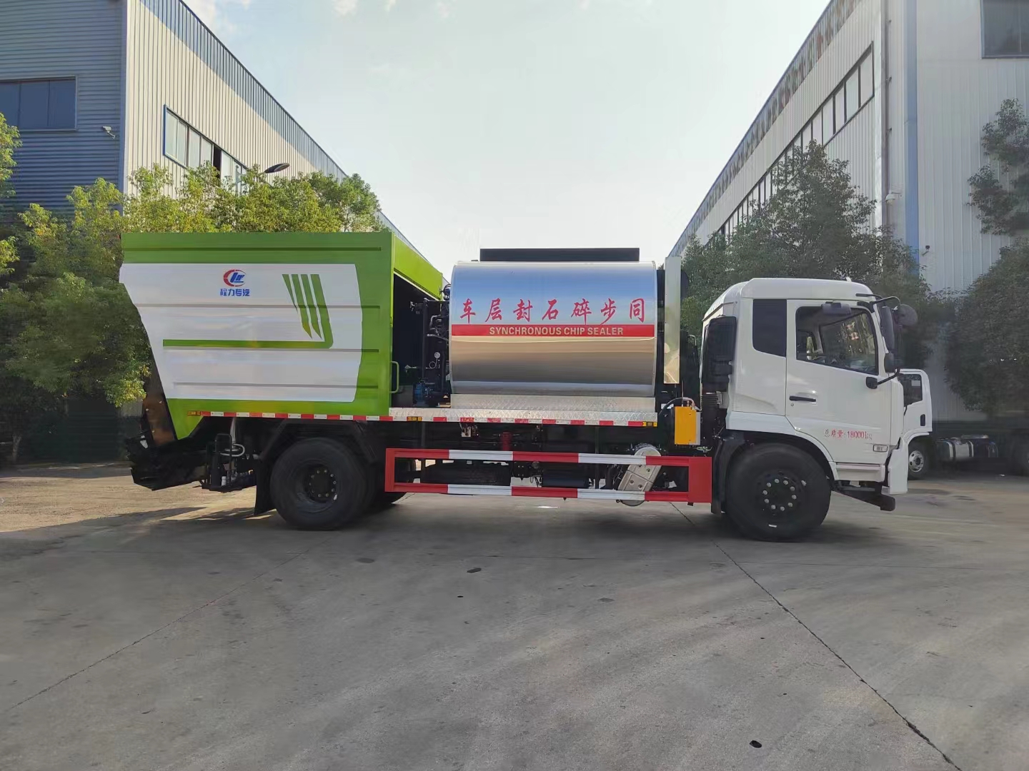 國(guó)六東風(fēng)天錦8方的石料倉(cāng)同步碎石封層車